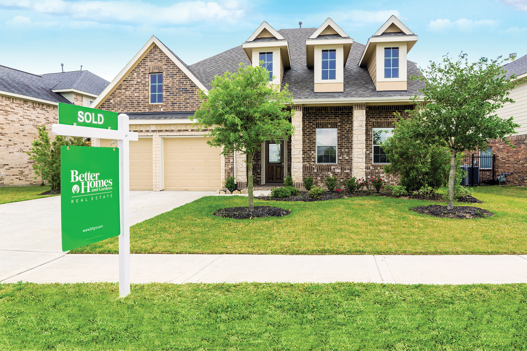 sold_sign_with_house_in_background-LR1